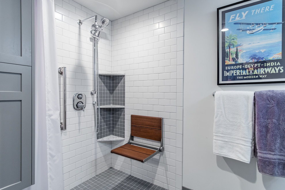 Inspiration för ett mellanstort lantligt en-suite badrum, med skåp i shakerstil, grå skåp, en kantlös dusch, vit kakel, tunnelbanekakel, ett integrerad handfat, bänkskiva i onyx, dusch med duschdraperi, en vägghängd toalettstol, vita väggar, klinkergolv i keramik och grått golv