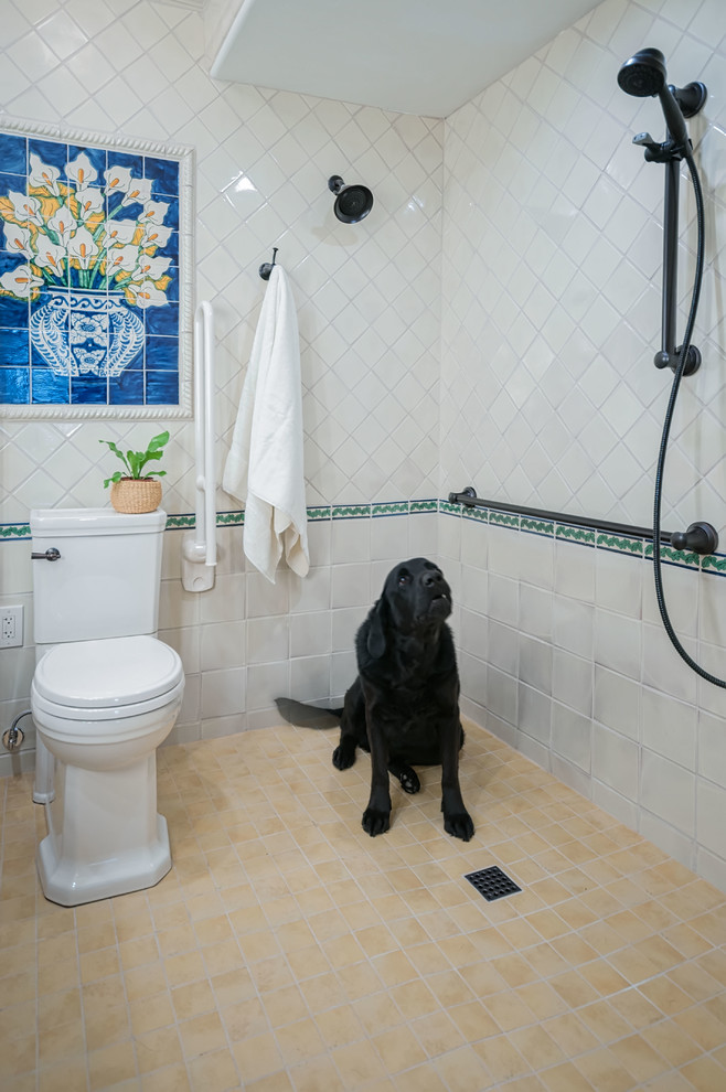 Exempel på ett mellanstort klassiskt grön grönt en-suite badrum, med luckor med upphöjd panel, vita skåp, en toalettstol med separat cisternkåpa, keramikplattor, vita väggar, klinkergolv i porslin, ett integrerad handfat, kaklad bänkskiva, en kantlös dusch, vit kakel, beiget golv och med dusch som är öppen