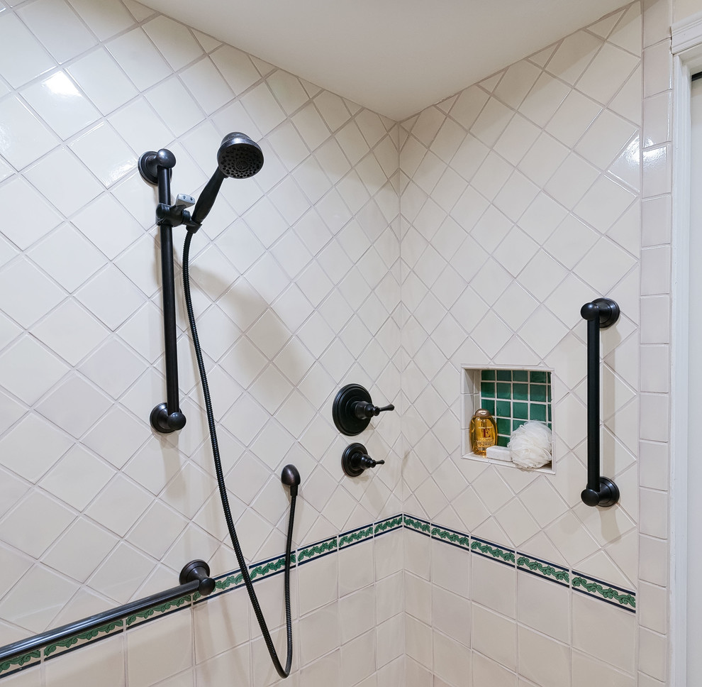 Inspiration för mellanstora klassiska grönt en-suite badrum, med luckor med upphöjd panel, vita skåp, en toalettstol med separat cisternkåpa, keramikplattor, vita väggar, klinkergolv i porslin, ett integrerad handfat, kaklad bänkskiva, en kantlös dusch, vit kakel, beiget golv och med dusch som är öppen