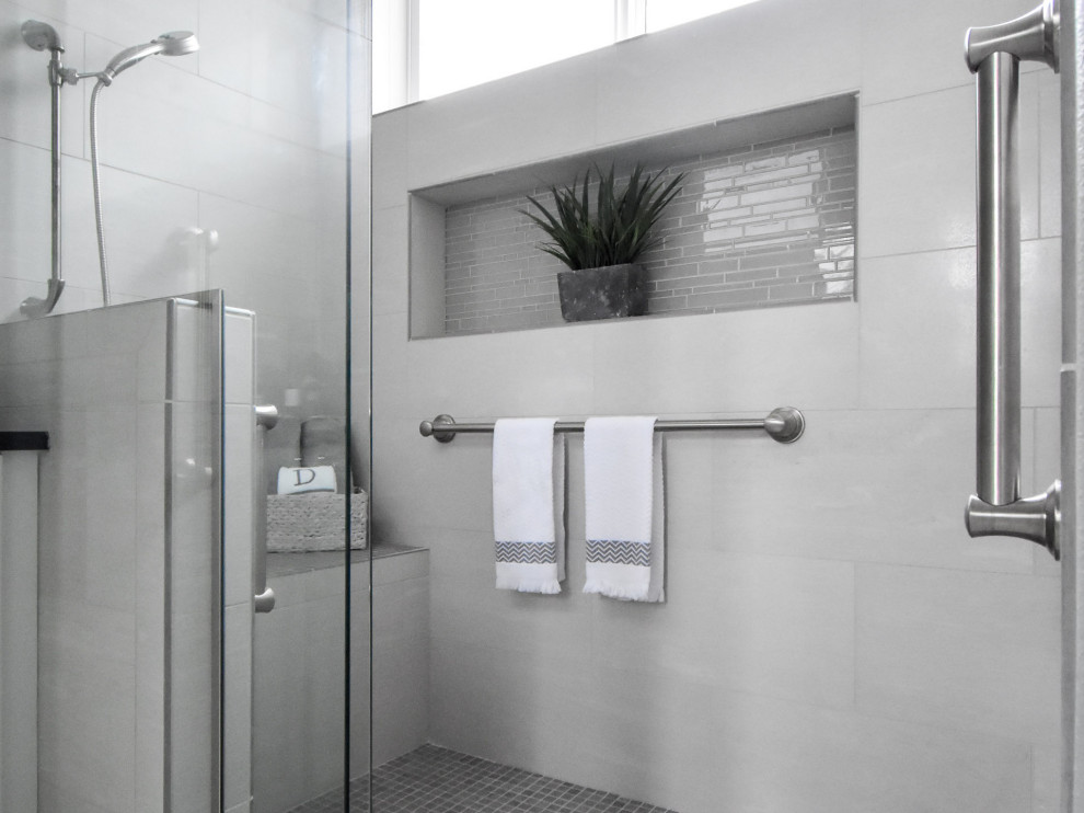 Idée de décoration pour une douche en alcôve principale tradition de taille moyenne avec un placard avec porte à panneau surélevé, des portes de placard blanches, WC séparés, un carrelage gris, des carreaux de céramique, un mur gris, un sol en carrelage de céramique, un lavabo encastré, un plan de toilette en quartz modifié, un sol gris, une cabine de douche à porte battante, un plan de toilette noir, un banc de douche, meuble double vasque et meuble-lavabo encastré.
