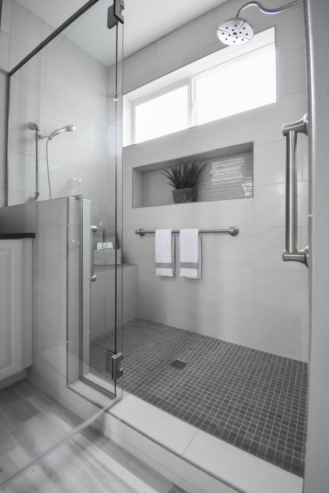 Idées déco pour une douche en alcôve principale classique de taille moyenne avec un placard avec porte à panneau surélevé, des portes de placard blanches, WC séparés, un carrelage gris, des carreaux de céramique, un mur gris, un sol en carrelage de céramique, un lavabo encastré, un plan de toilette en quartz modifié, un sol gris, une cabine de douche à porte battante, un plan de toilette noir, un banc de douche, meuble double vasque et meuble-lavabo encastré.