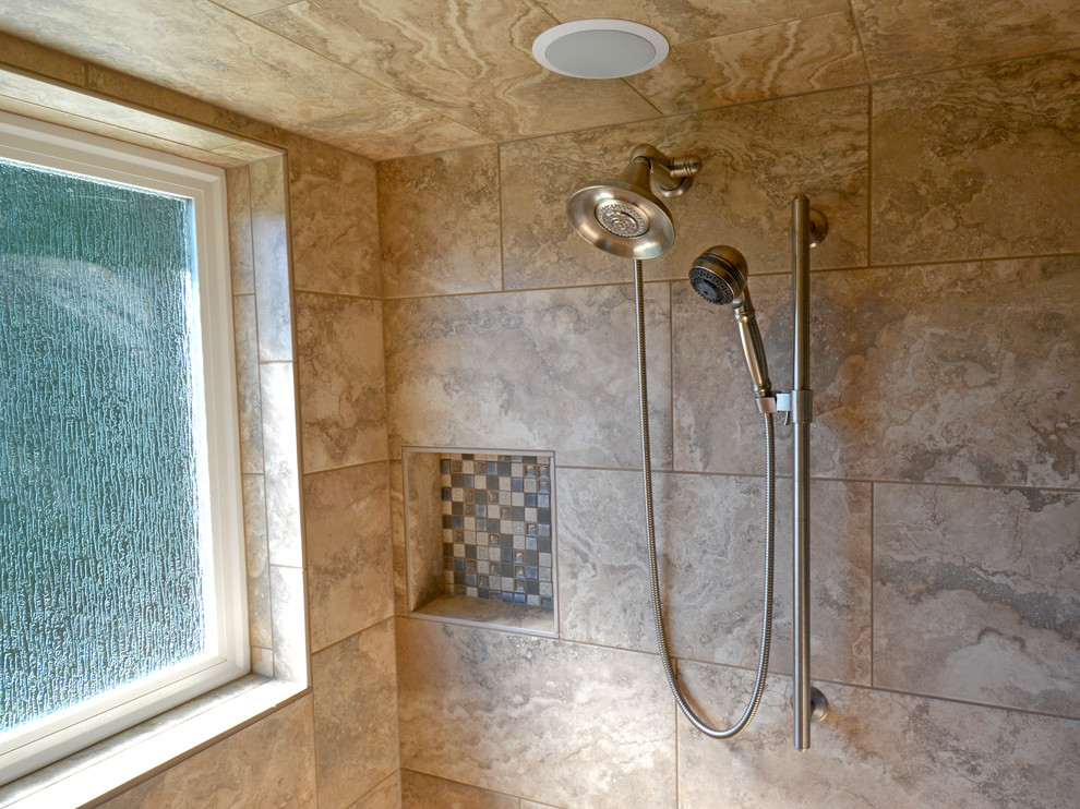 Idee per una stanza da bagno padronale minimal con doccia a filo pavimento e piastrelle beige