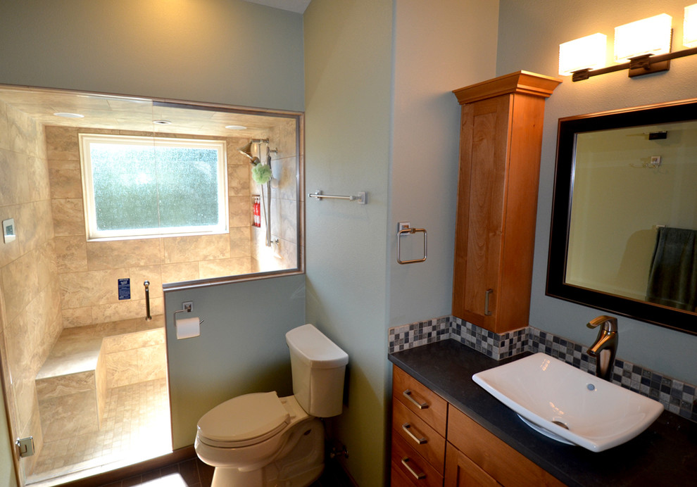 Foto di una stanza da bagno padronale minimal con doccia a filo pavimento, piastrelle grigie, ante con riquadro incassato, ante in legno scuro, top in quarzite e pareti verdi