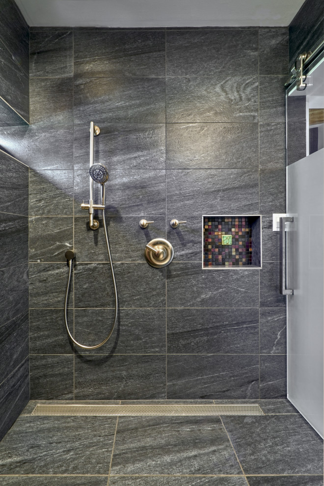 Eklektisk inredning av ett mellanstort grå grått en-suite badrum, med en kantlös dusch, en toalettstol med hel cisternkåpa, svart kakel, porslinskakel, svarta väggar, klinkergolv i porslin, ett väggmonterat handfat, bänkskiva i betong, svart golv och dusch med skjutdörr