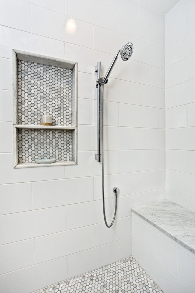 Foto de cuarto de baño principal clásico con armarios con paneles empotrados, baldosas y/o azulejos de cerámica, suelo con mosaicos de baldosas y baldosas y/o azulejos blancos