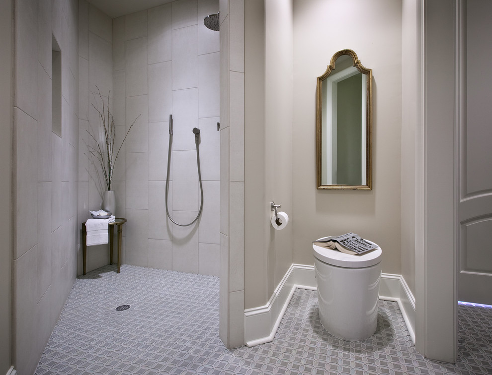 オースティンにあるコンテンポラリースタイルのおしゃれな浴室 (モザイクタイル、アンダーカウンター洗面器、一体型トイレ	、ベージュの壁、モザイクタイル、バリアフリー、グレーのタイル) の写真