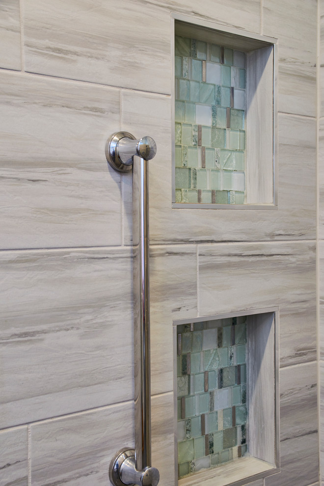 Идея дизайна: главная ванная комната среднего размера в современном стиле с фасадами в стиле шейкер, серыми фасадами, синей плиткой, керамогранитной плиткой, столешницей из оникса и разноцветной столешницей