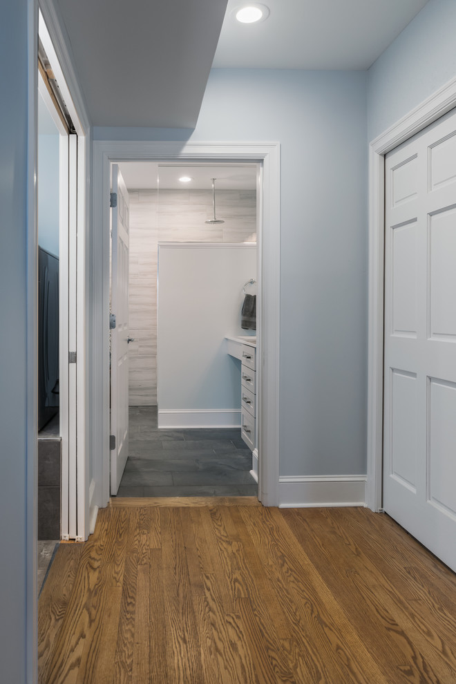 Foto de cuarto de baño principal contemporáneo de tamaño medio con armarios estilo shaker, puertas de armario grises, baldosas y/o azulejos azules, baldosas y/o azulejos de porcelana, encimera de ónix y encimeras multicolor