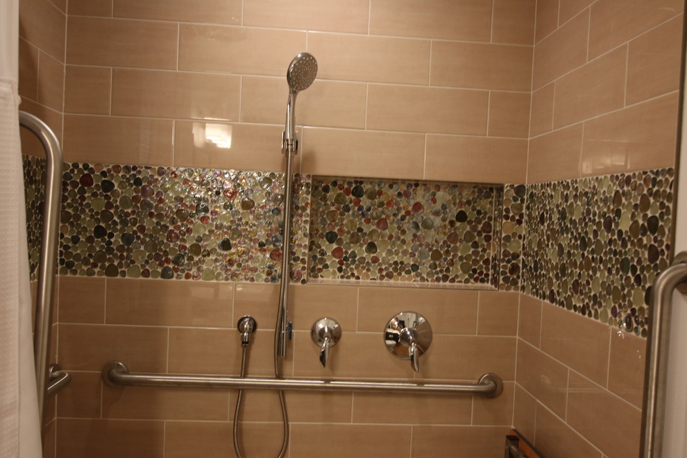 Пример оригинального дизайна: главная ванная комната среднего размера в стиле фьюжн с фасадами в стиле шейкер, коричневыми фасадами, открытым душем, раздельным унитазом, бежевой плиткой, керамической плиткой, белыми стенами, полом из керамогранита, монолитной раковиной, столешницей из искусственного камня, шторкой для ванной и бежевой столешницей