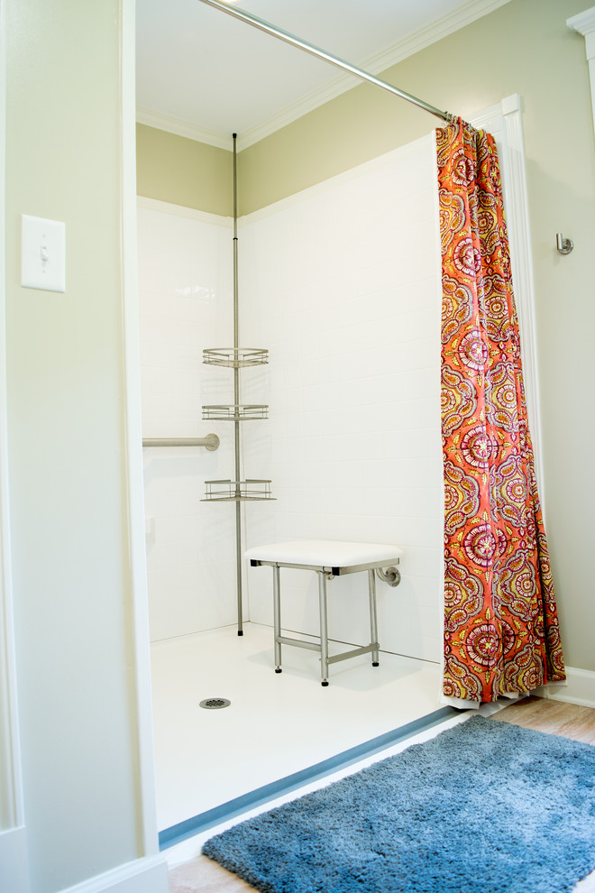 На фото: главная ванная комната среднего размера в классическом стиле с черными фасадами, душем без бортиков, раздельным унитазом, зелеными стенами, пробковым полом, столешницей из гранита и бежевым полом с