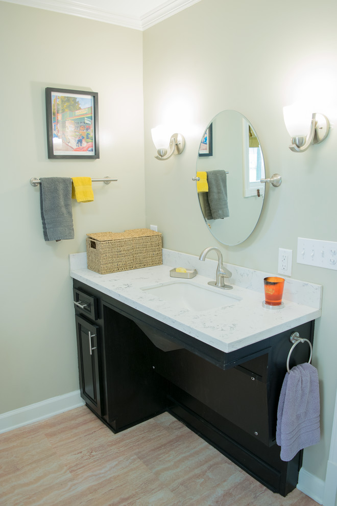 Idéer för ett mellanstort klassiskt en-suite badrum, med svarta skåp, en kantlös dusch, en toalettstol med separat cisternkåpa, gröna väggar, korkgolv, granitbänkskiva och beiget golv