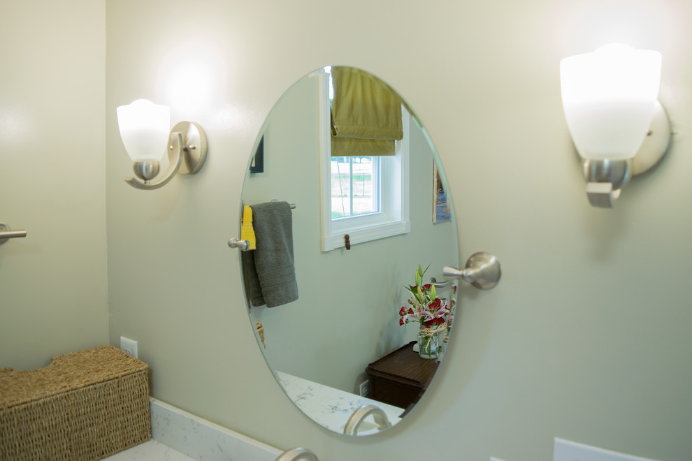 Inspiration för mellanstora klassiska en-suite badrum, med svarta skåp, en kantlös dusch, en toalettstol med separat cisternkåpa, gröna väggar, korkgolv, granitbänkskiva och beiget golv