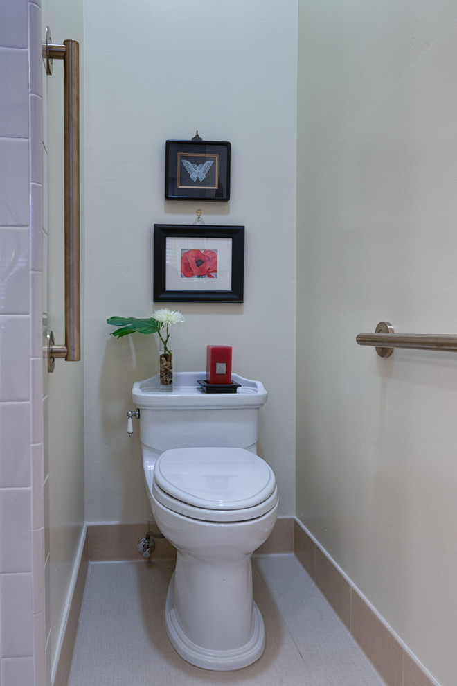 Mittelgroßes Asiatisches Badezimmer En Suite mit Toilette mit Aufsatzspülkasten, beigen Fliesen, Keramikfliesen, beiger Wandfarbe und Porzellan-Bodenfliesen in San Diego