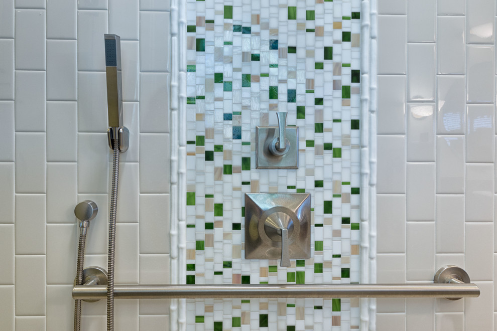 Mittelgroßes Asiatisches Badezimmer En Suite mit Nasszelle, beigen Fliesen, Glasfliesen und Porzellan-Bodenfliesen in San Diego
