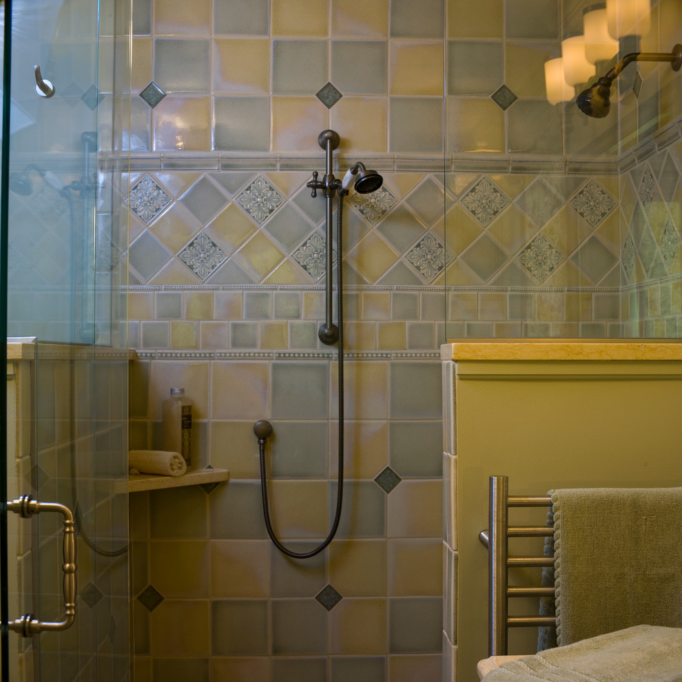 Diseño de cuarto de baño principal tradicional de tamaño medio con ducha empotrada, baldosas y/o azulejos multicolor, baldosas y/o azulejos de cerámica y paredes verdes