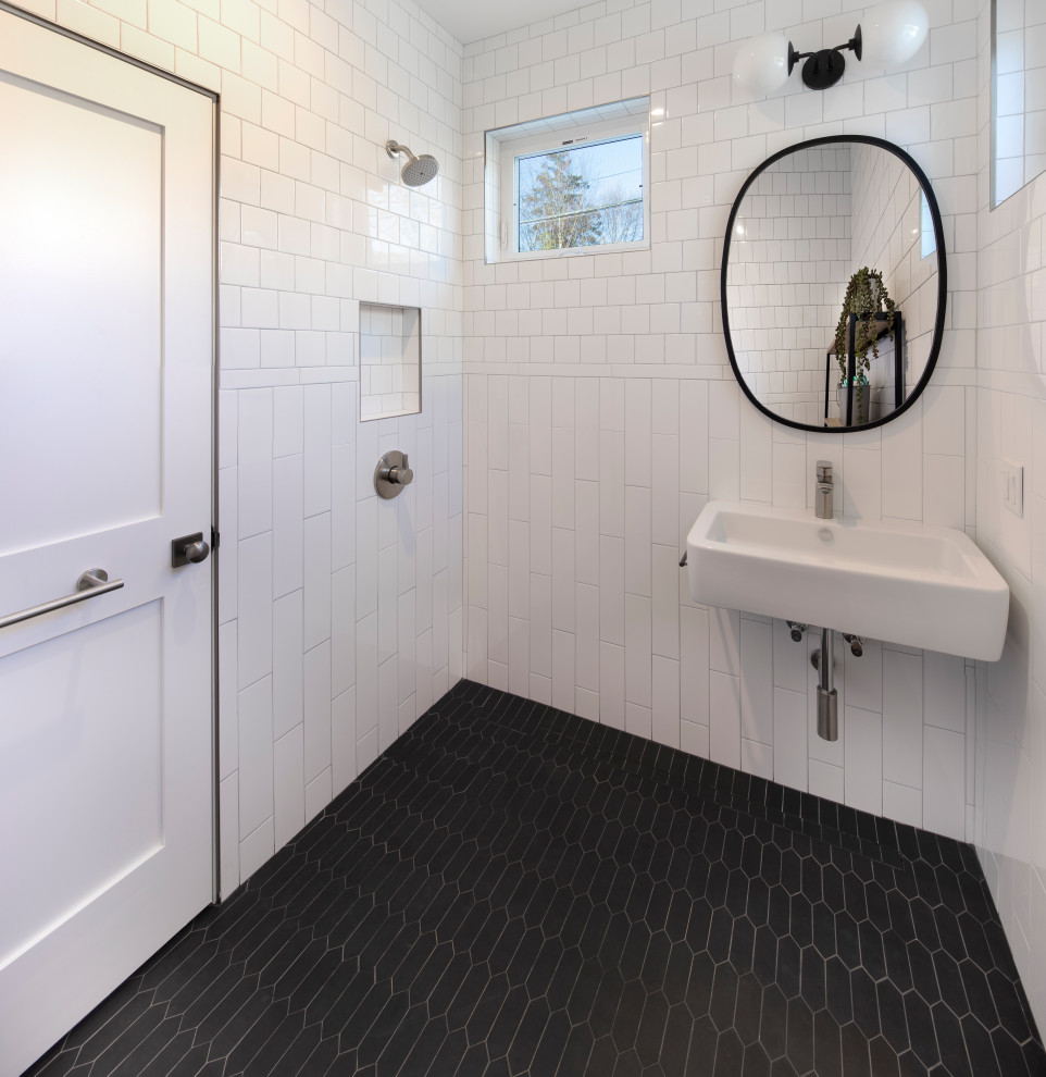 Foto på ett funkis badrum med dusch, med en öppen dusch, vit kakel, keramikplattor, klinkergolv i keramik, ett väggmonterat handfat, svart golv och med dusch som är öppen