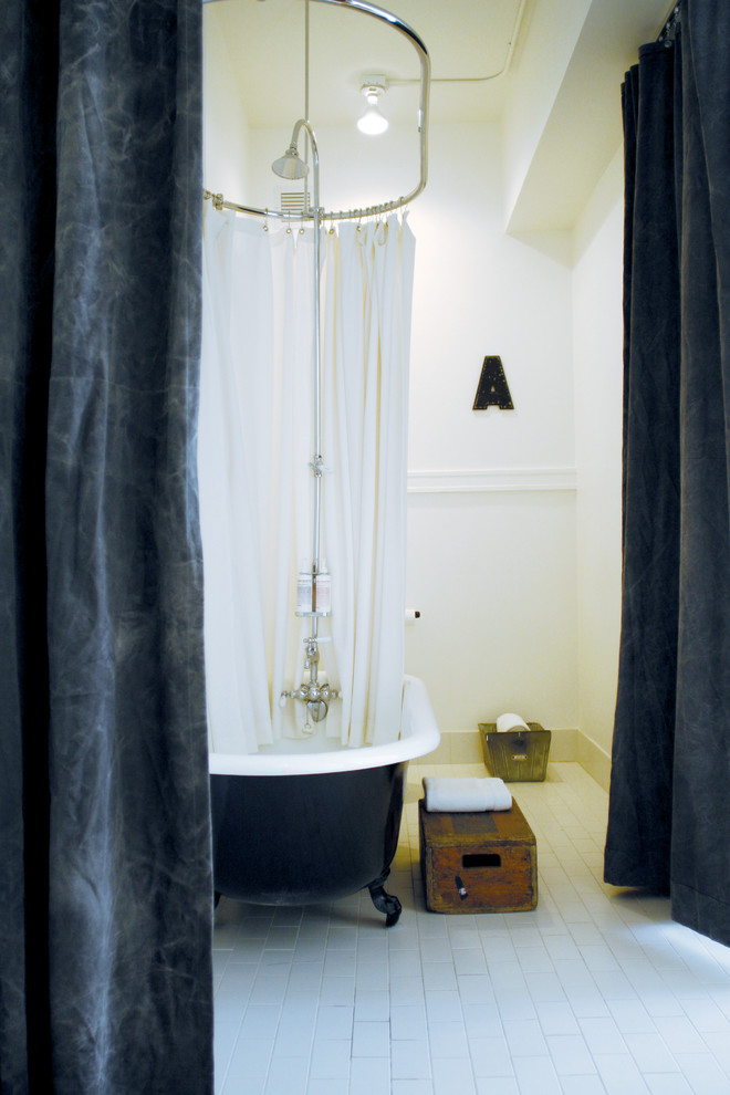ポートランドにあるエクレクティックスタイルのおしゃれな浴室の写真