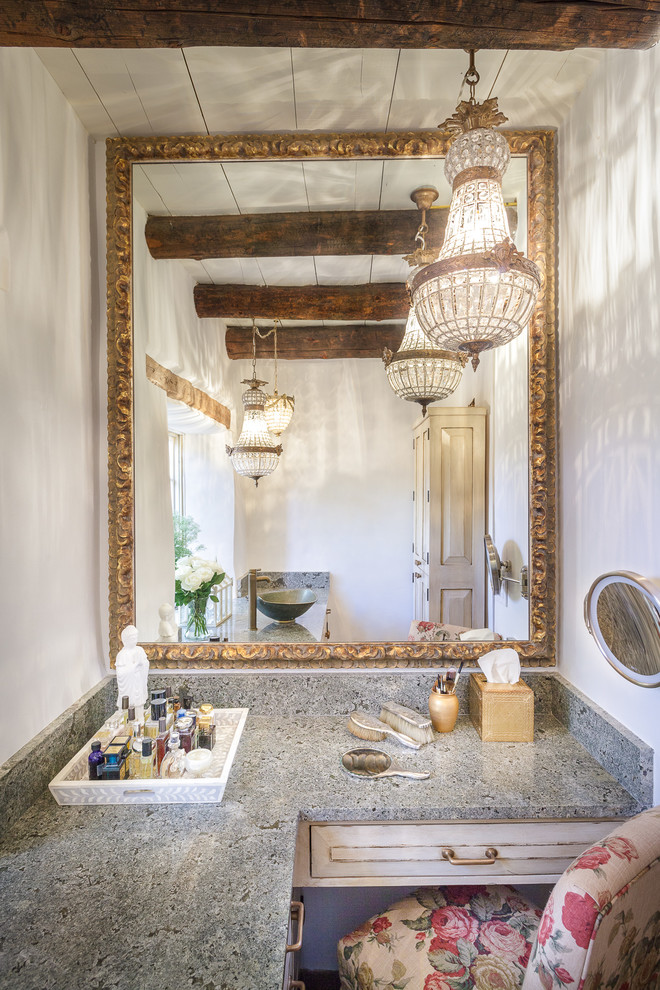 Kleines Mediterranes Badezimmer En Suite mit profilierten Schrankfronten, Schränken im Used-Look, weißer Wandfarbe, Keramikboden, Aufsatzwaschbecken und Granit-Waschbecken/Waschtisch in Albuquerque