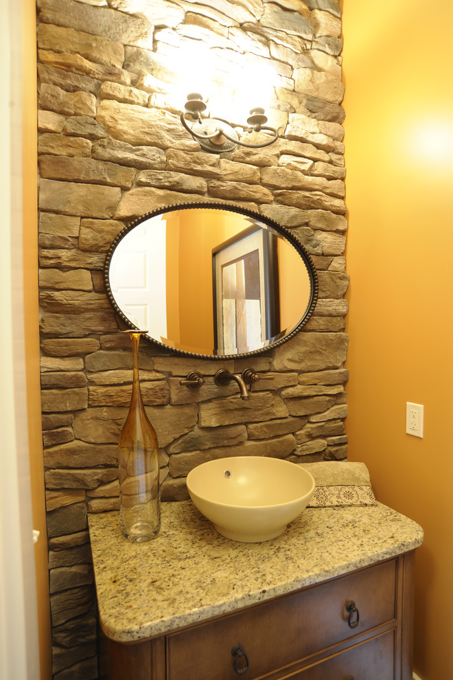 Idée de décoration pour un WC et toilettes tradition en bois brun avec un placard en trompe-l'oeil, des dalles de pierre, un mur orange, une vasque, un plan de toilette multicolore et meuble-lavabo sur pied.