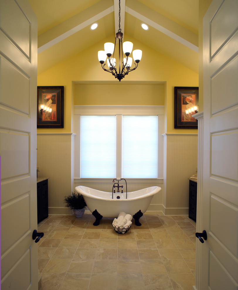 Пример оригинального дизайна: главная ванная комната в классическом стиле с фасадами в стиле шейкер, темными деревянными фасадами, отдельно стоящей ванной, открытым душем, желтыми стенами, врезной раковиной, столешницей из гранита, открытым душем, тумбой под две раковины, встроенной тумбой и балками на потолке