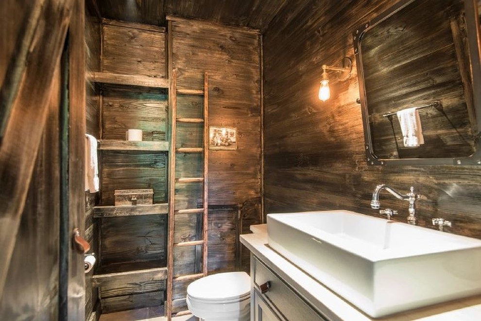 Bild på ett litet shabby chic-inspirerat badrum med dusch, med luckor med infälld panel, grå skåp, en toalettstol med separat cisternkåpa, bruna väggar, klinkergolv i terrakotta, ett avlångt handfat, granitbänkskiva och brunt golv