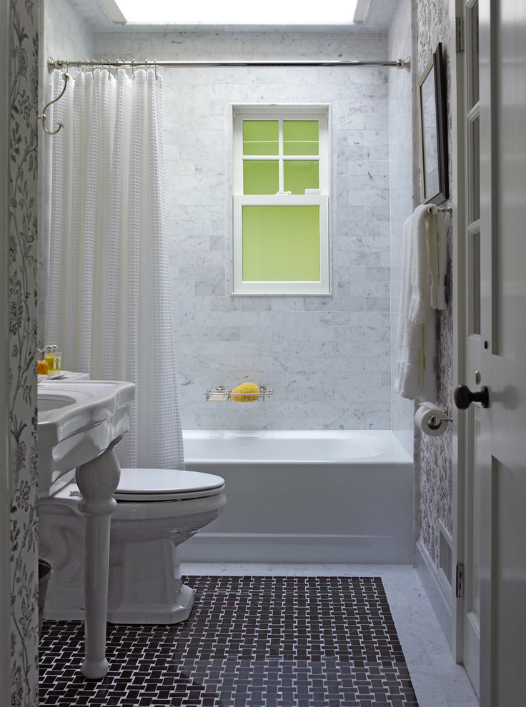 ニューヨークにある高級な中くらいなカントリー風のおしゃれな浴室 (コンソール型シンク、アルコーブ型浴槽、白いタイル、サブウェイタイル、モザイクタイル、シャワー付き浴槽	) の写真