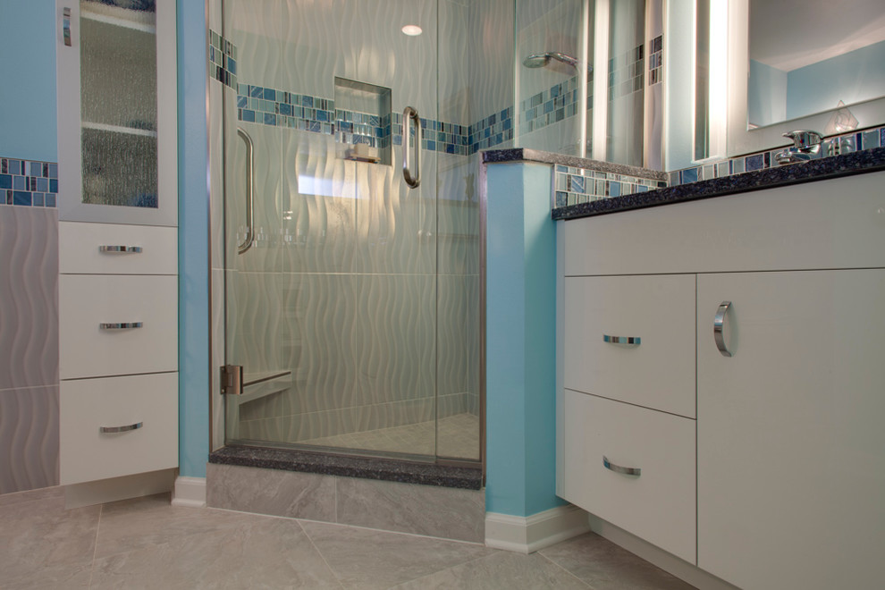 Exemple d'une salle d'eau nature de taille moyenne avec un placard à porte plane, des portes de placard blanches, une douche d'angle, un carrelage multicolore, mosaïque, un mur bleu, un sol en marbre, un lavabo encastré, un plan de toilette en granite, un sol gris, une cabine de douche à porte battante, un bain japonais et WC séparés.