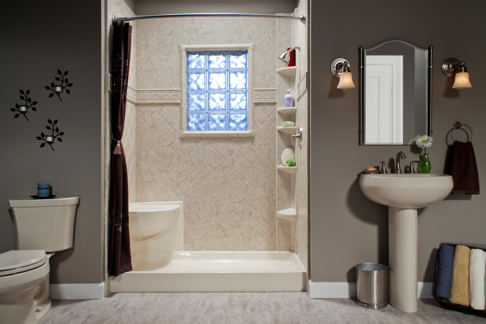 Ispirazione per una stanza da bagno padronale di medie dimensioni con lavabo a colonna, doccia alcova, WC a due pezzi, piastrelle beige, pareti grigie e pavimento con piastrelle in ceramica