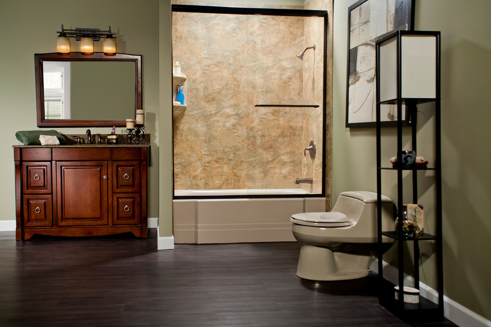 Immagine di una stanza da bagno padronale di medie dimensioni con lavabo sottopiano, ante in legno bruno, top in granito, vasca ad alcova, vasca/doccia, WC monopezzo, pareti verdi e pavimento in bambù