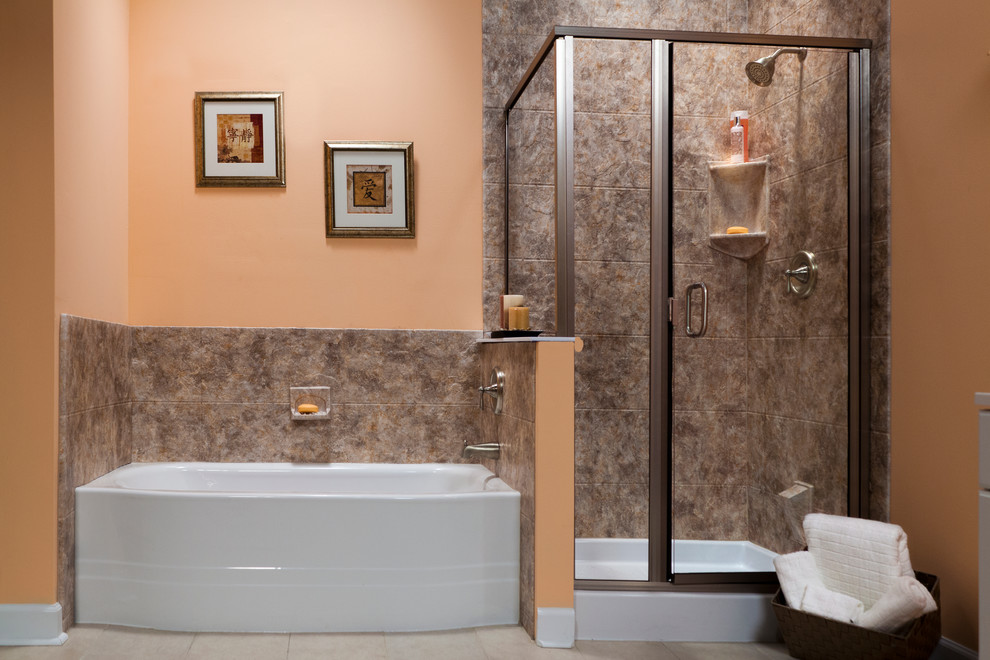 Cette photo montre une douche en alcôve principale de taille moyenne avec une baignoire en alcôve, un carrelage beige et un mur orange.