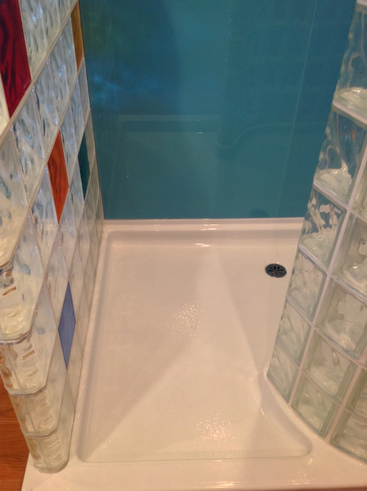 Modelo de cuarto de baño principal contemporáneo grande con ducha abierta, baldosas y/o azulejos azules y paredes azules
