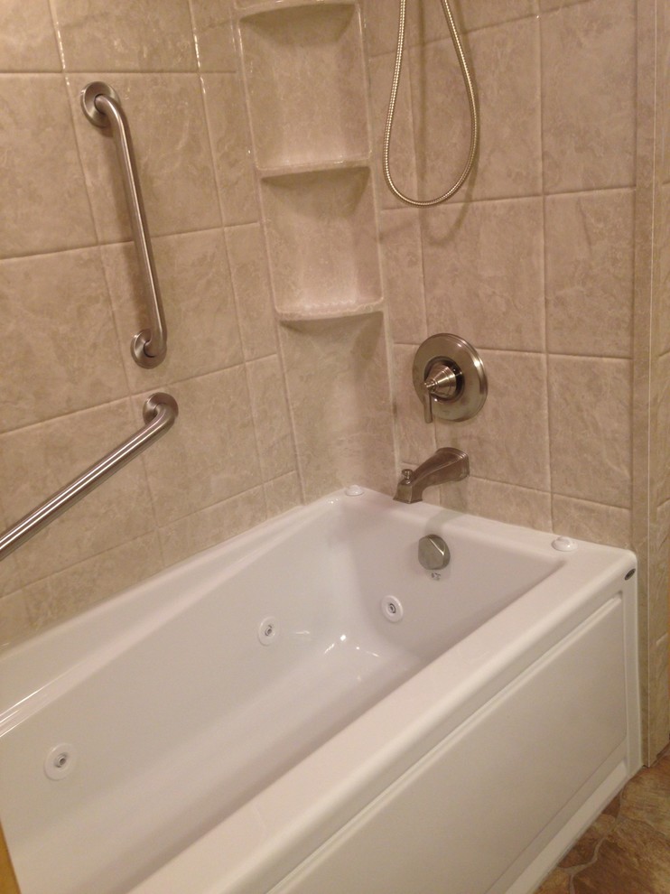 На фото: главная ванная комната среднего размера в классическом стиле с душем над ванной, бежевой плиткой и бежевыми стенами с