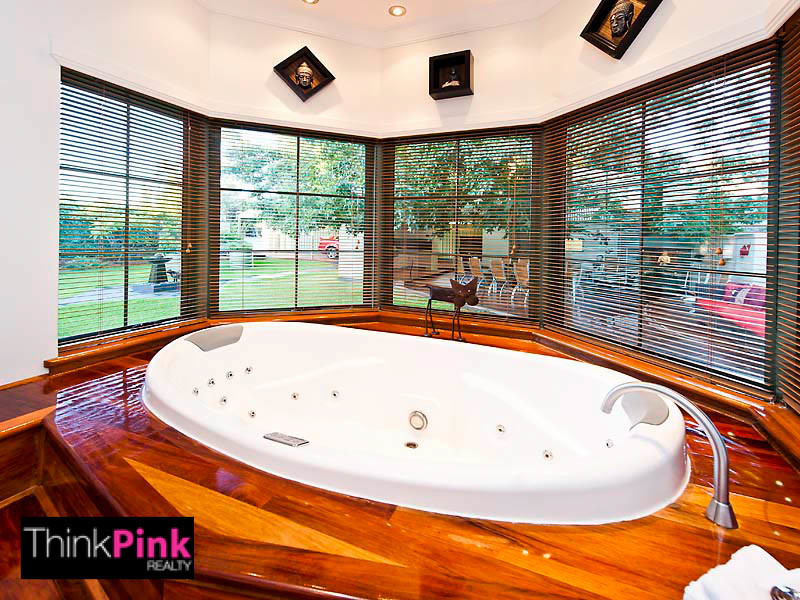 Idee per una stanza da bagno padronale minimal di medie dimensioni con vasca da incasso e parquet chiaro
