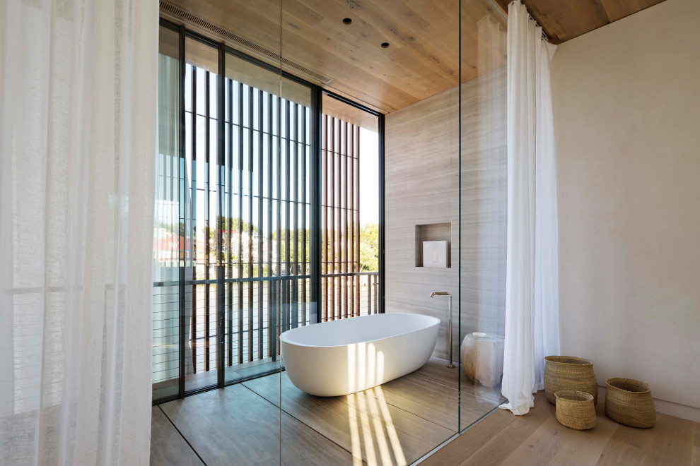 Пример оригинального дизайна: главная ванная комната в морском стиле с отдельно стоящей ванной, душевой комнатой, нишей, встроенной тумбой и деревянным потолком