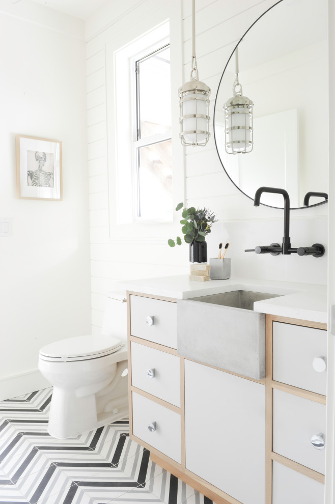 Cette image montre une salle de bain design avec un placard à porte plane, des portes de placard blanches, un mur blanc, un lavabo encastré, un sol multicolore, un plan de toilette blanc, meuble simple vasque, meuble-lavabo encastré et du lambris de bois.