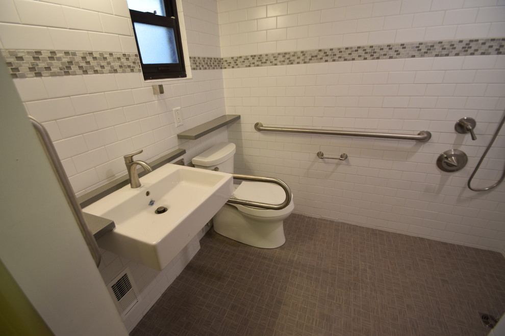 Inredning av ett klassiskt litet en-suite badrum, med öppna hyllor, våtrum, en toalettstol med separat cisternkåpa, vit kakel, keramikplattor, vita väggar, klinkergolv i porslin, ett väggmonterat handfat, bänkskiva i kvarts, flerfärgat golv och med dusch som är öppen