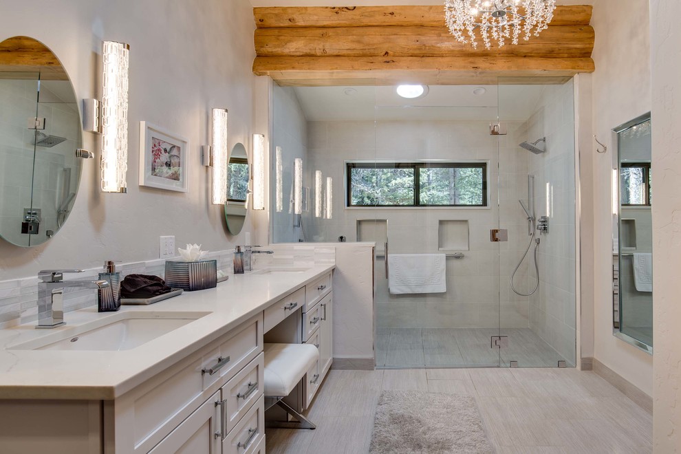 Foto på ett mellanstort rustikt vit en-suite badrum, med skåp i shakerstil, beige skåp, en dusch i en alkov, beige kakel, porslinskakel, beige väggar, klinkergolv i porslin, ett undermonterad handfat, bänkskiva i kvartsit, beiget golv och dusch med gångjärnsdörr