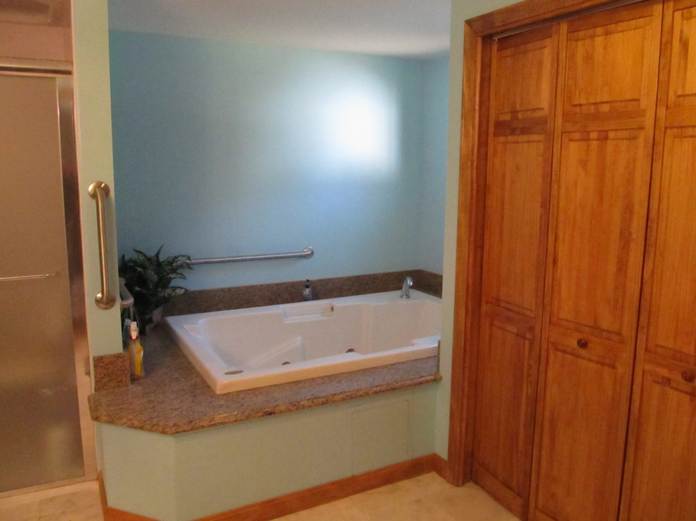 Idées déco pour une douche en alcôve principale classique en bois brun de taille moyenne avec un placard à porte plane, une baignoire posée, WC à poser, un mur bleu, un sol en marbre et un plan de toilette en granite.