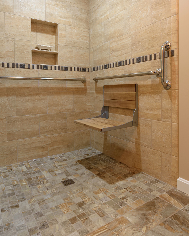 Exempel på ett klassiskt badrum med dusch, med luckor med upphöjd panel, skåp i mellenmörkt trä, en kantlös dusch, en toalettstol med separat cisternkåpa, beige kakel, keramikplattor, beige väggar och ett väggmonterat handfat