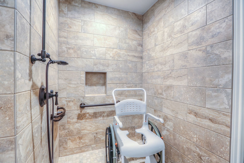 Immagine di una stanza da bagno classica di medie dimensioni con ante bianche, doccia a filo pavimento, bidè, piastrelle in gres porcellanato, pavimento in gres porcellanato, lavabo da incasso, top in granito e doccia aperta