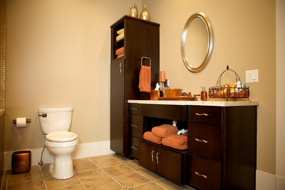 Exempel på ett mellanstort modernt badrum, med ett nedsänkt handfat, släta luckor, skåp i mörkt trä, bänkskiva i kvarts, en kantlös dusch, en toalettstol med separat cisternkåpa, beige kakel, beige väggar och klinkergolv i keramik