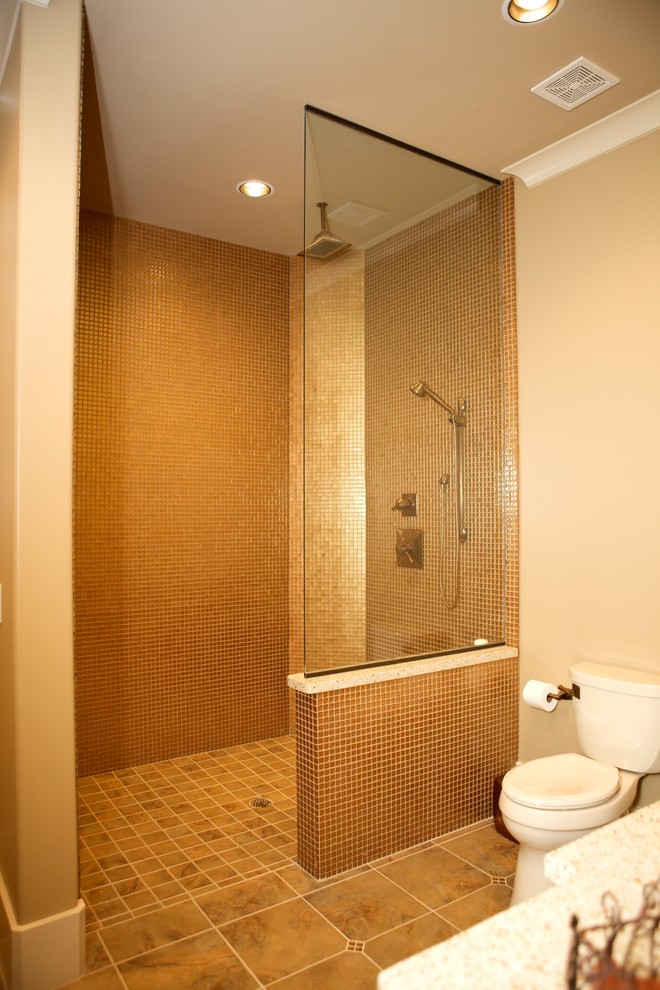 Idéer för att renovera ett mellanstort funkis badrum, med ett nedsänkt handfat, släta luckor, skåp i mörkt trä, bänkskiva i kvarts, en kantlös dusch, en toalettstol med separat cisternkåpa, beige kakel, beige väggar och klinkergolv i keramik