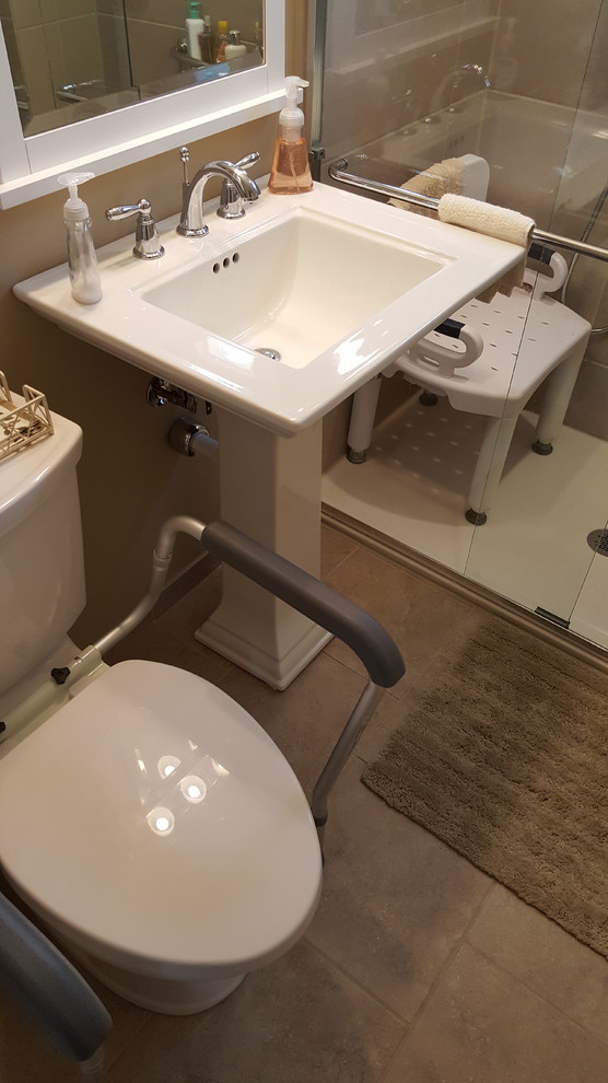 Ispirazione per una piccola stanza da bagno padronale design con pareti beige, pavimento in gres porcellanato e lavabo a colonna