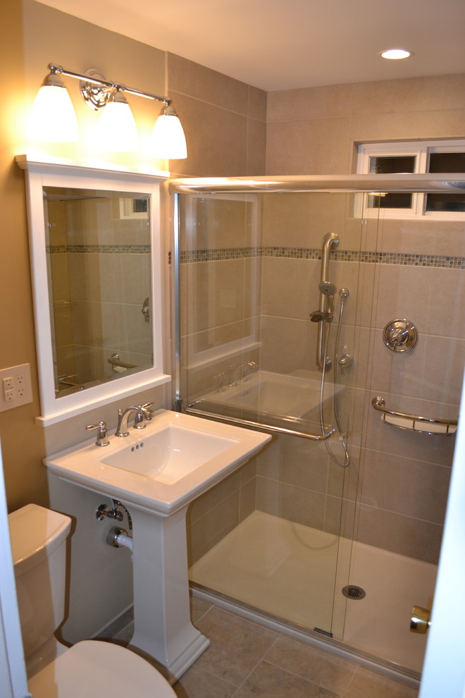Inspiration för små moderna en-suite badrum, med beige väggar