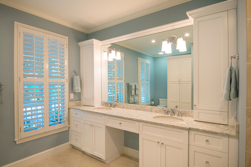 Großes Klassisches Badezimmer En Suite mit Schrankfronten mit vertiefter Füllung, weißen Schränken, bodengleicher Dusche, beigen Fliesen, Keramikfliesen, blauer Wandfarbe, Keramikboden, Unterbauwaschbecken und Quarzit-Waschtisch in Charleston