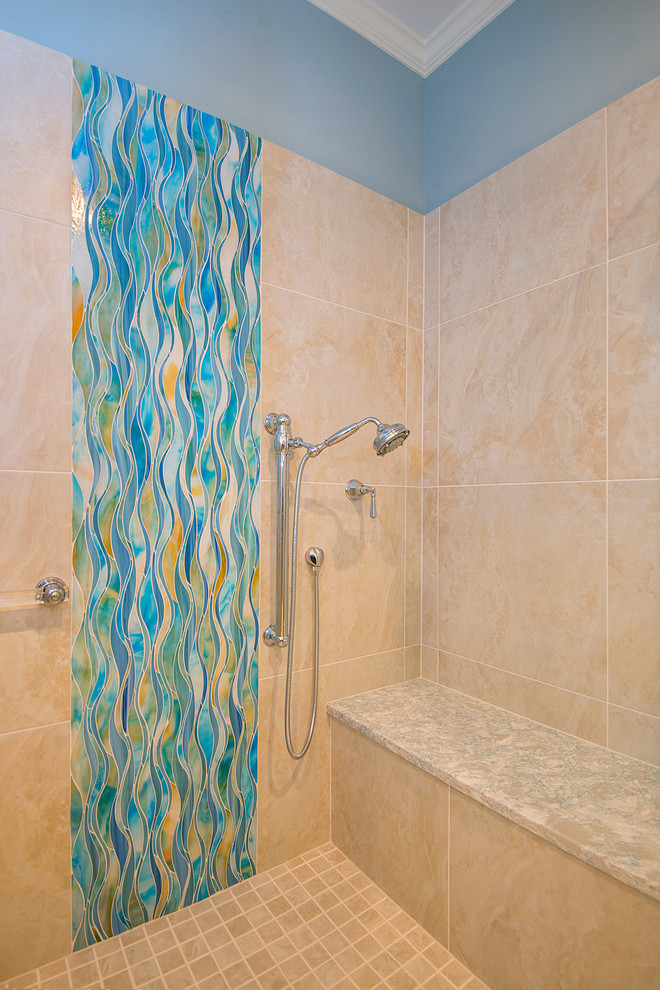 Idéer för ett stort klassiskt en-suite badrum, med luckor med infälld panel, vita skåp, en kantlös dusch, beige kakel, keramikplattor, blå väggar, klinkergolv i keramik, ett undermonterad handfat och bänkskiva i kvartsit