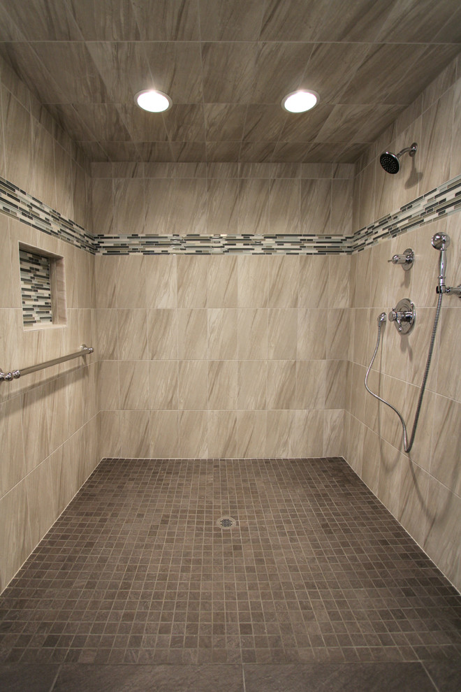 Foto di un'ampia stanza da bagno padronale classica con lavabo a colonna, doccia aperta, WC a due pezzi, piastrelle in ceramica, pareti blu, pavimento con piastrelle in ceramica, piastrelle marroni, pavimento marrone, doccia aperta e un lavabo