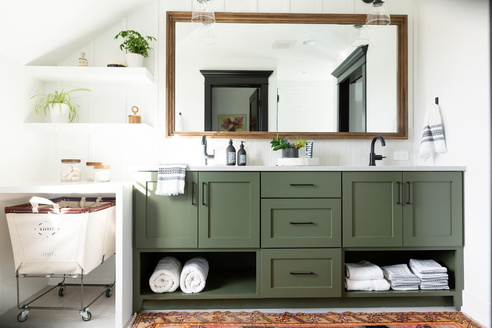 Idee per una stanza da bagno country con ante in stile shaker, ante verdi, pareti bianche, lavabo sottopiano, pavimento bianco e top bianco