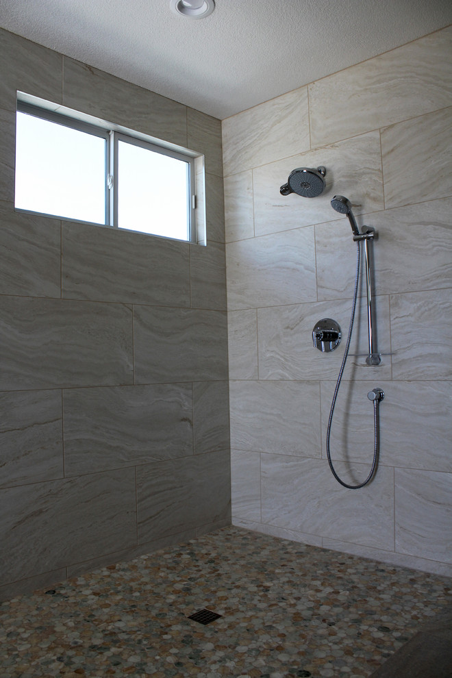 Modelo de cuarto de baño principal contemporáneo de tamaño medio con ducha a ras de suelo, baldosas y/o azulejos beige, baldosas y/o azulejos de porcelana y suelo de baldosas tipo guijarro