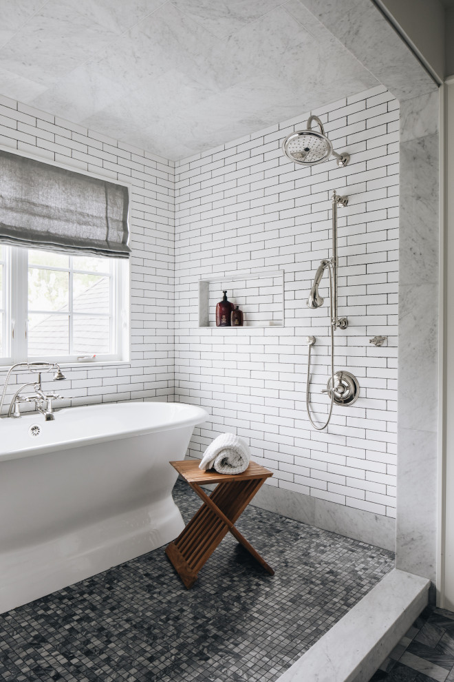 Идея дизайна: ванная комната в стиле неоклассика (современная классика) с фасадами с утопленной филенкой, серыми фасадами, отдельно стоящей ванной, душевой комнатой, белой плиткой, керамической плиткой, белыми стенами, мраморным полом, врезной раковиной, мраморной столешницей, серым полом, открытым душем, белой столешницей, тумбой под две раковины и встроенной тумбой